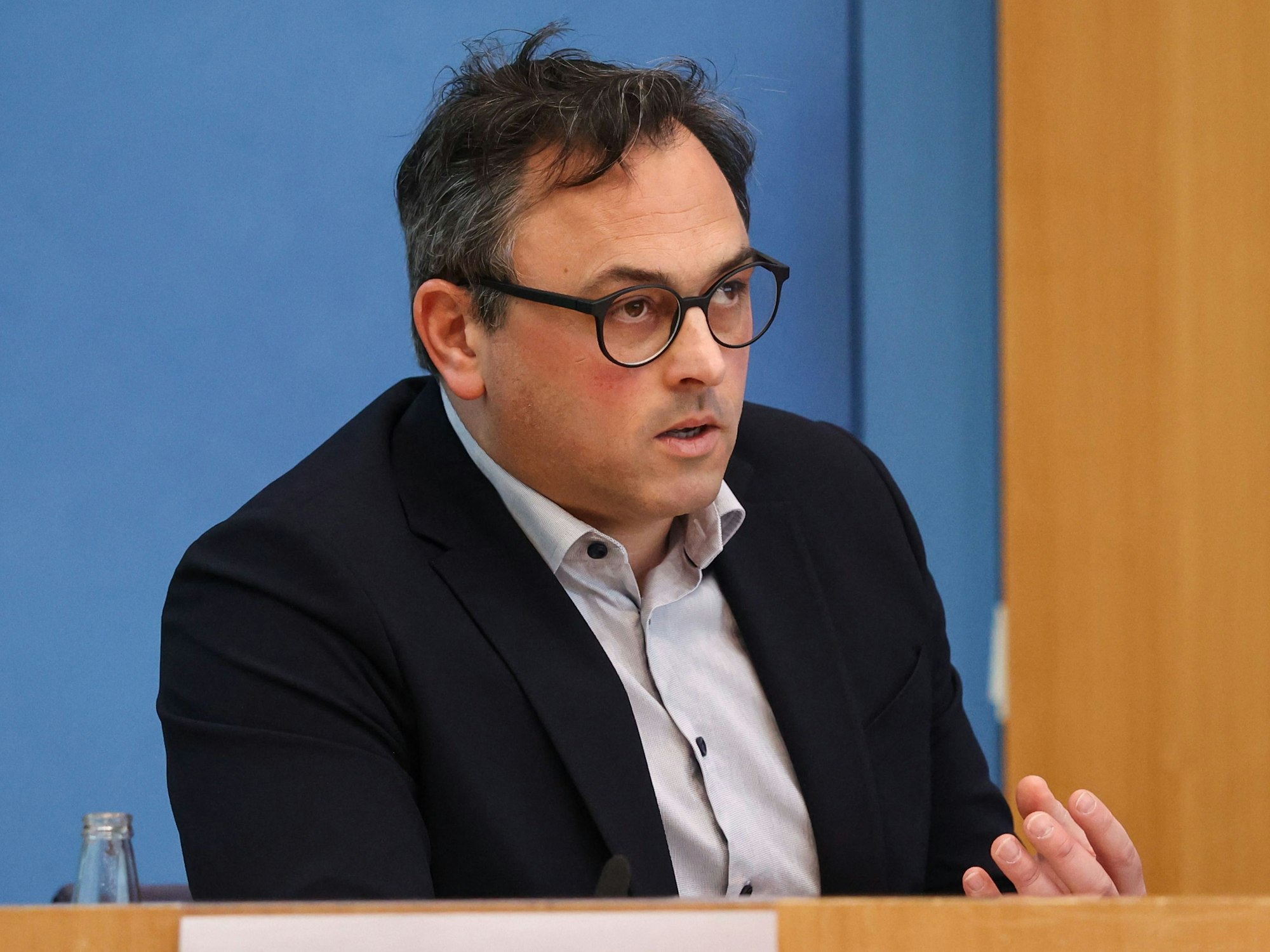 Professor Christian Karagiannidis spricht bei einer Pressekonferenz.