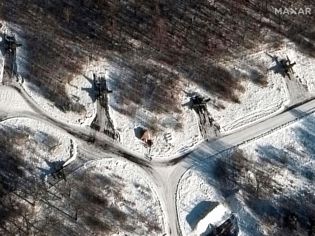 Dieses von Maxar Technologies zur Verfügung gestellte Satellitenbild zeigt ein Sukhoi Su-25 Bodenangriffsflugzeug auf dem Flugplatz Luninets in Belarus. Russland hat Truppen aus Sibirien und dem Fernen Osten für umfassende gemeinsame Übungen nach Belarus verlegt. Der Westen befürchtet, Russland plant einen Angriff auf die Ukraine vom Norden aus.