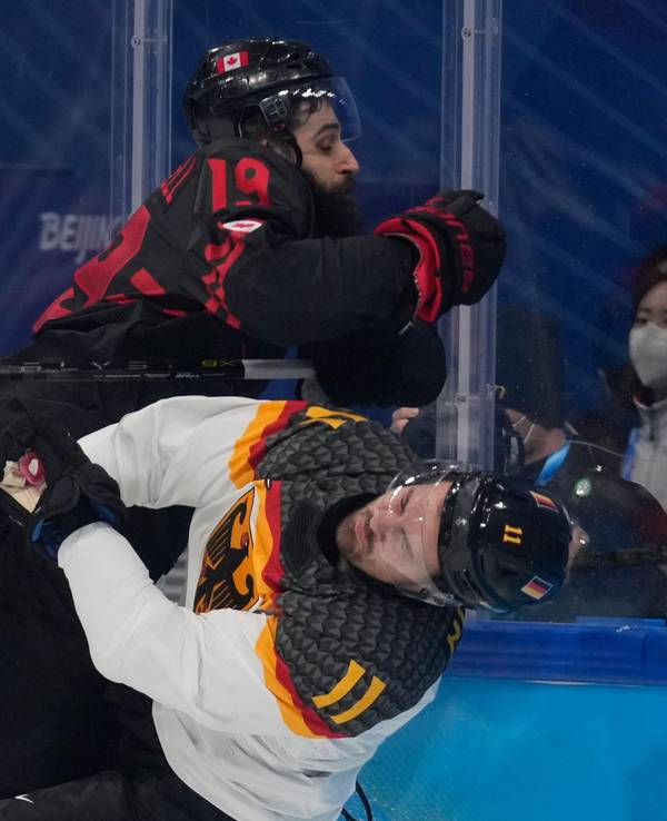 Deutschlands Marco Nowak wird im Spiel gegen Kanada, am 10. Februar 2022, brutal von Eric O'Dell (links) umgecheckt. Er kehrte nicht auf das Eis zurück.