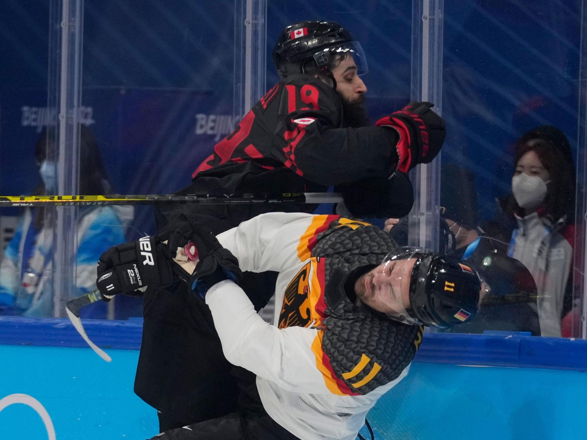 Deutschlands Marco Nowak wird im Spiel gegen Kanada, am 10. Februar 2022, brutal von Eric O'Dell (links) umgecheckt. Er kehrte nicht auf das Eis zurück.