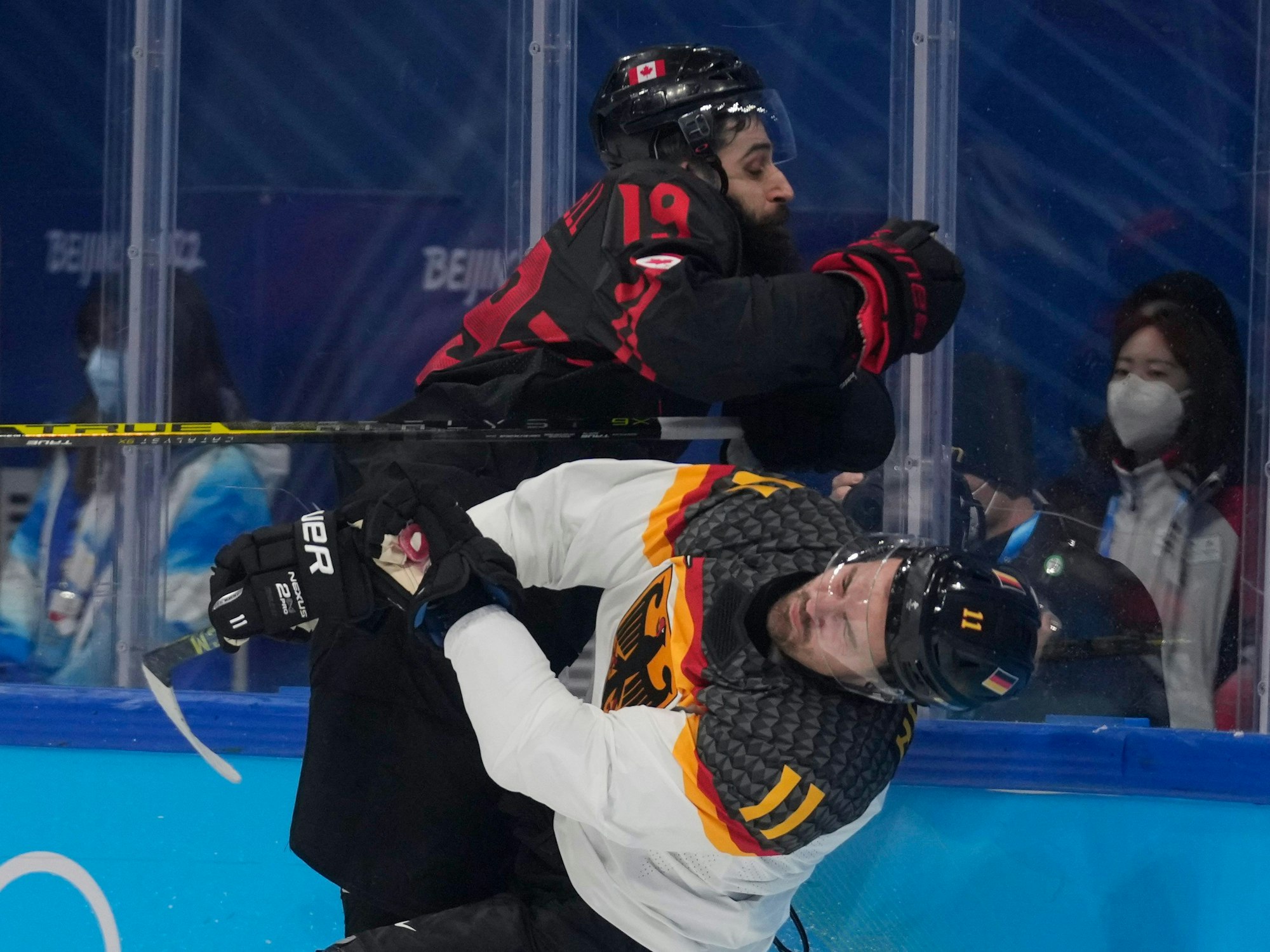 Deutschlands Marco Nowak wird im Spiel gegen Kanada, am 10. Februar 2022, brutal von Eric O'Dell (links) umgecheckt. Er kehrte nicht auf das Eis zurück.