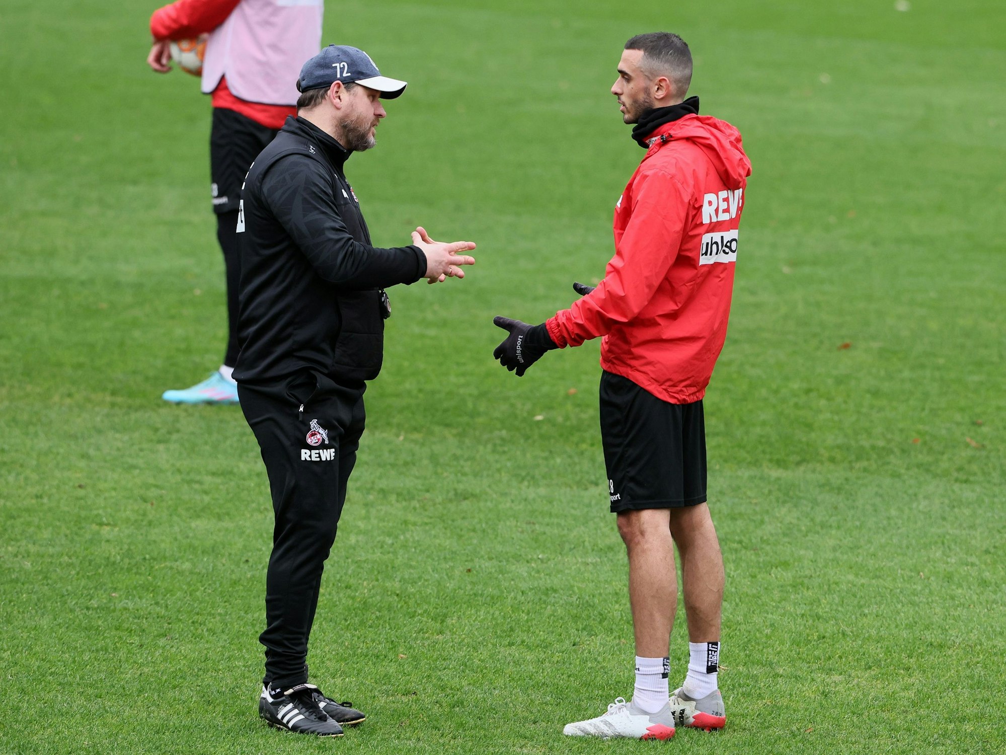 Steffen Baumgart im Austausch mit Ellyes Skhiri.