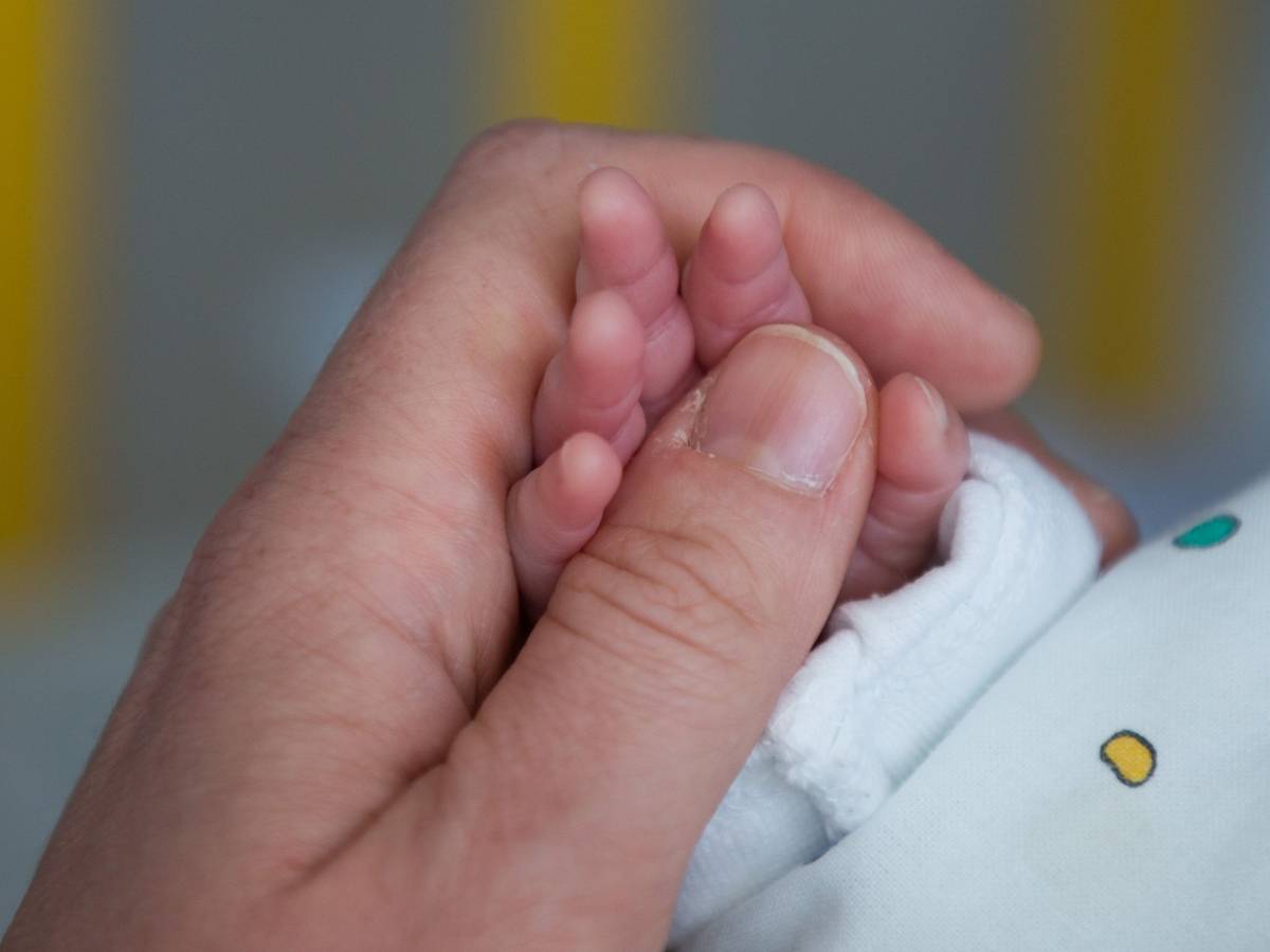 Eine Mutter hält die kleine Hand ihres Sohnes. Eine Transgender-Frau kann sich in die Geburtsurkunde als zweite Mutter eintragen lassen.