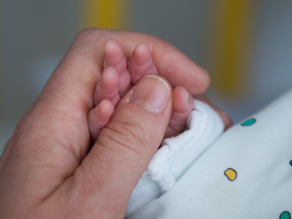 Eine Mutter hält die kleine Hand ihres Sohnes. Eine Transgender-Frau kann sich in die Geburtsurkunde als zweite Mutter eintragen lassen.