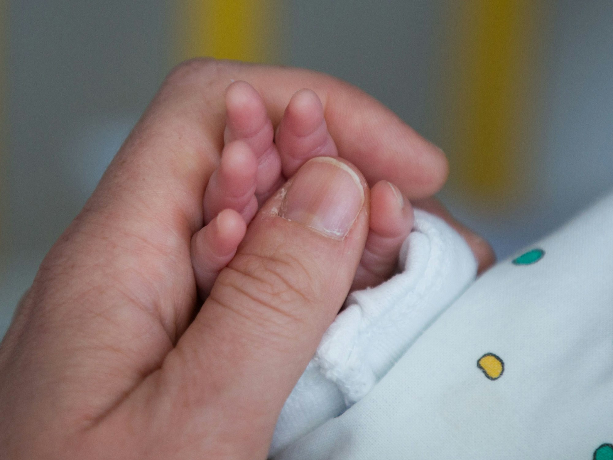 Eine Mutter hält die kleine Hand ihres Sohnes. Eine Transgender-Frau kann sich in die Geburtsurkunde als zweite Mutter eintragen lassen.