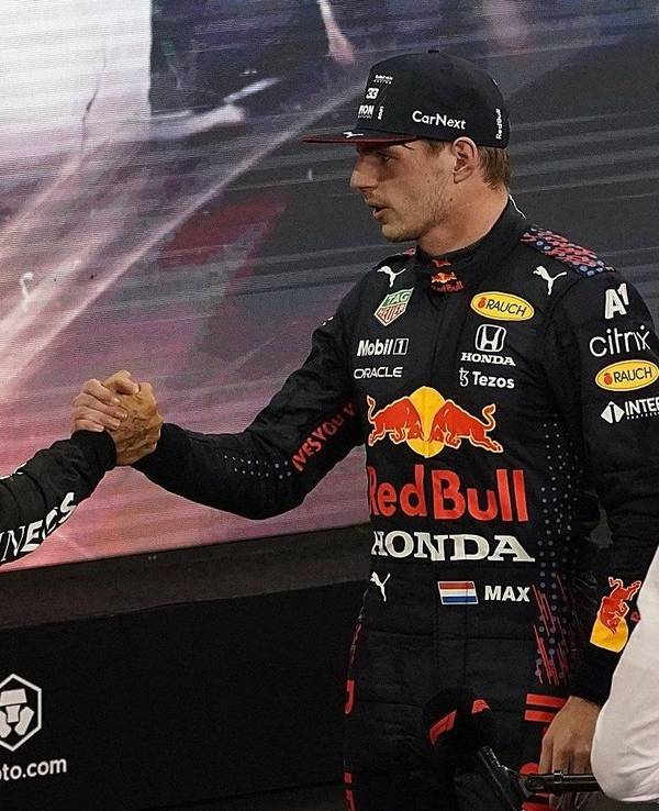 Lewis Hamilton (l) aus Großbritannien vom Team Mercedes gratuliert Max Verstappen aus den Niederlanden vom Team Red Bull zum Weltmeistertitel. Verstappen hat zum ersten Mal den Fahrertitel in der Formel 1 geholt und Rekordweltmeister Hamilton entthront.