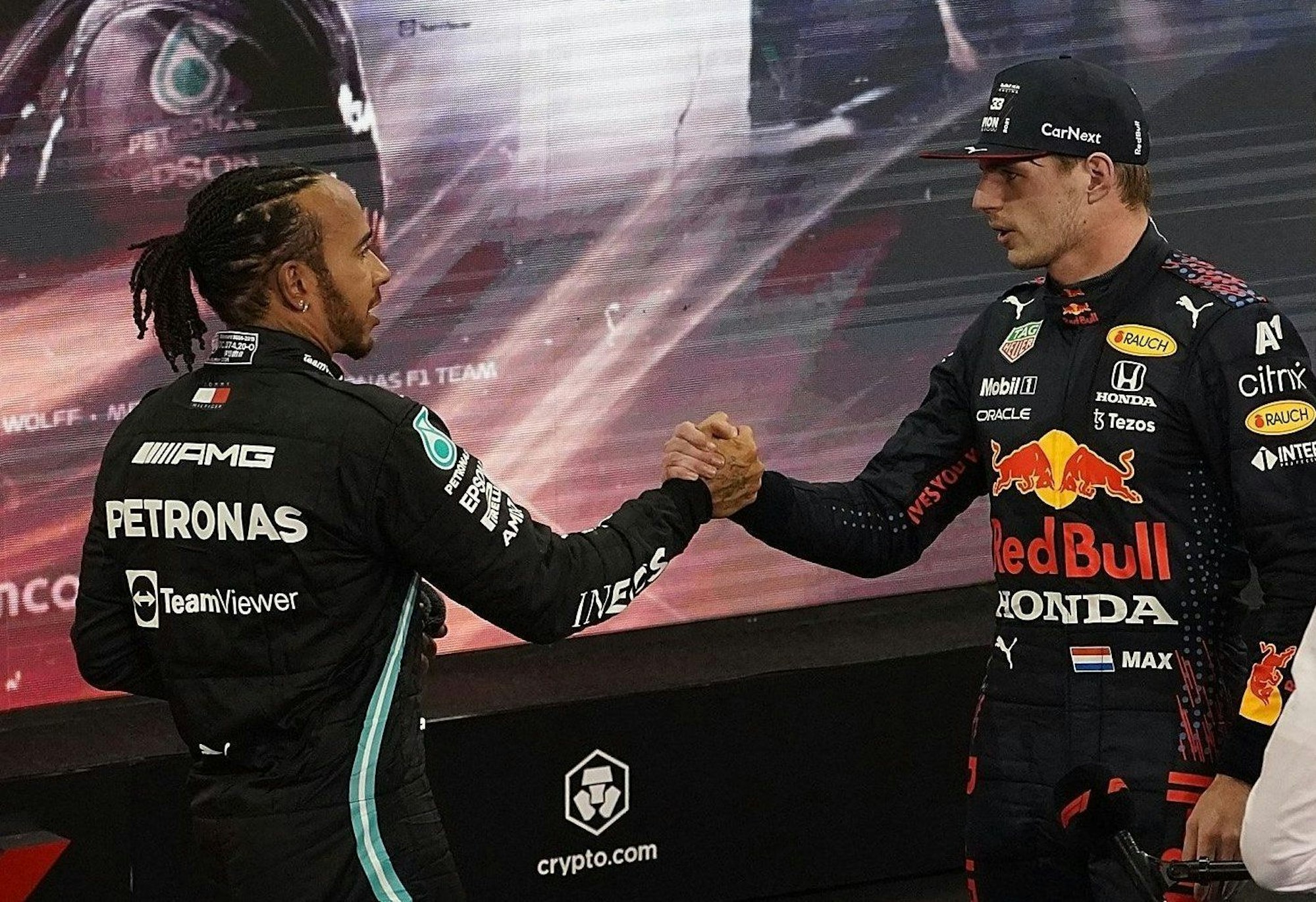 Lewis Hamilton (l) aus Großbritannien vom Team Mercedes gratuliert Max Verstappen aus den Niederlanden vom Team Red Bull zum Weltmeistertitel. Verstappen hat zum ersten Mal den Fahrertitel in der Formel 1 geholt und Rekordweltmeister Hamilton entthront.