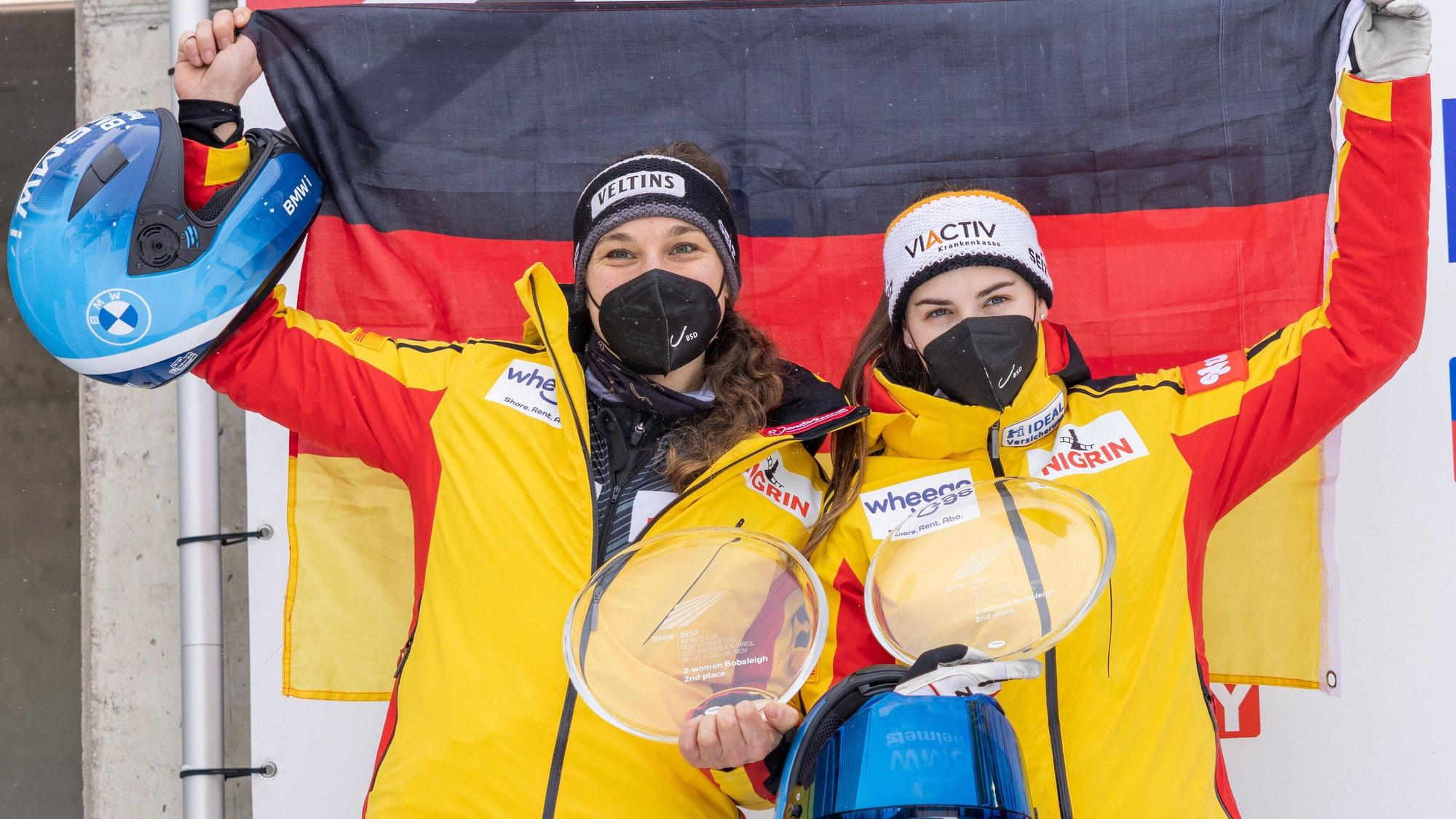 Die Kölnerin Leonie Fiebig (links), hier bei bei der Siegerehrung mit Kim Kalicki am 28. November 2021 in Innsbruck, vertritt ihre Stadt bei Olympia in Peking.