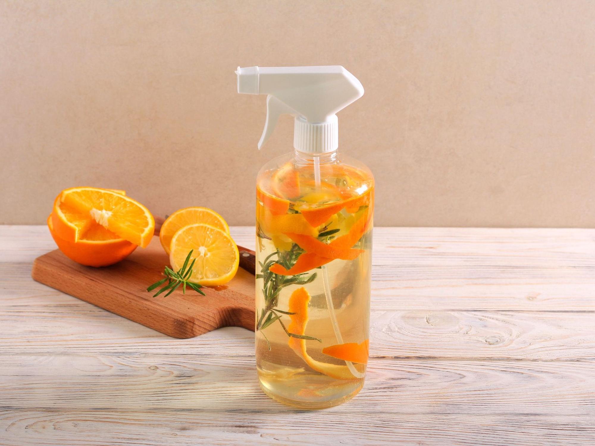 Das Raumspray gelingt mit nur wenigen Zutaten.