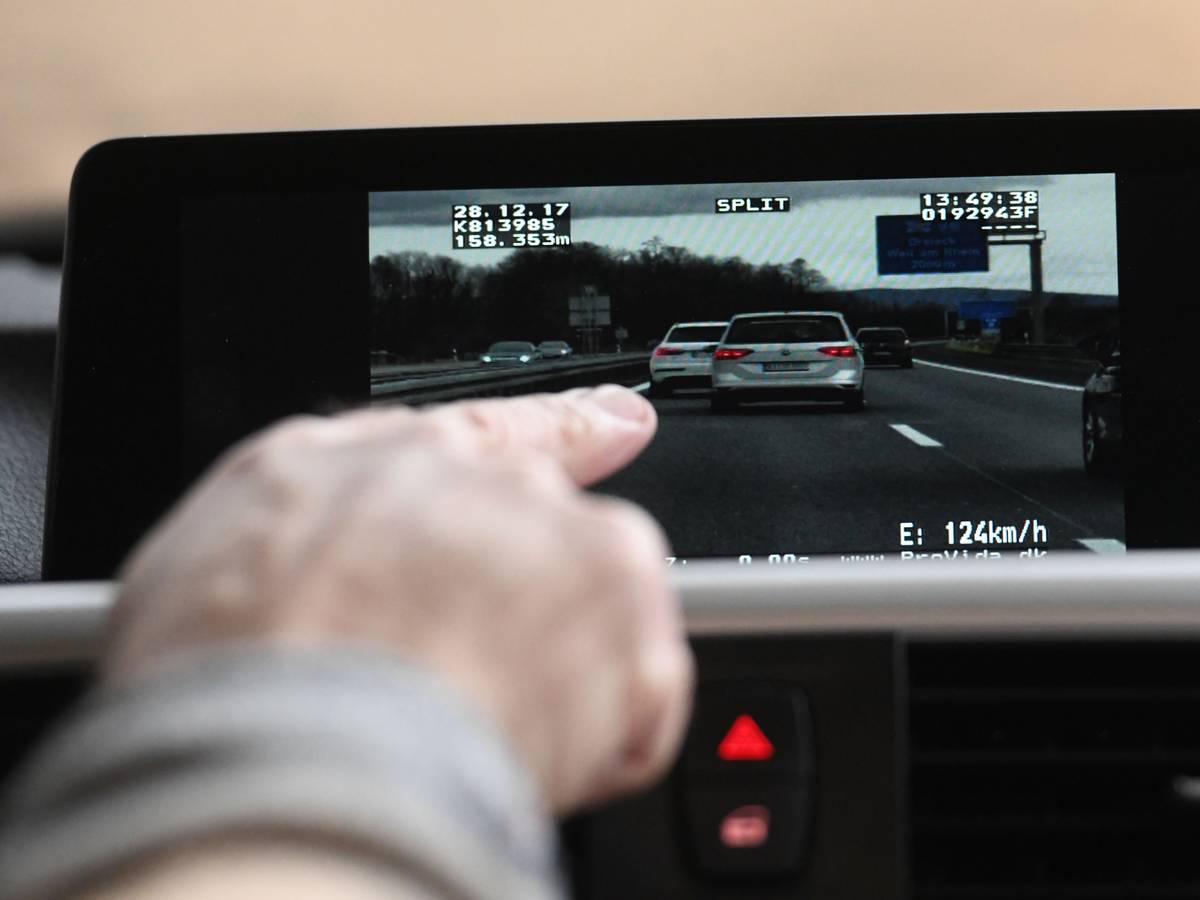 Auf einem Display sieht man vorausfahrende Fahrzeuge auf der Autobahn.