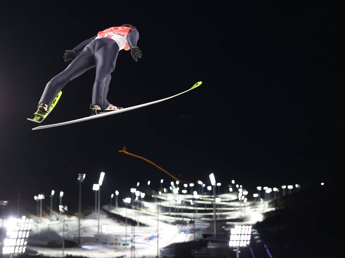 Skispringer Constantin Schmid bei einem Probedurchgang bei den Olympischen Winterspielen.