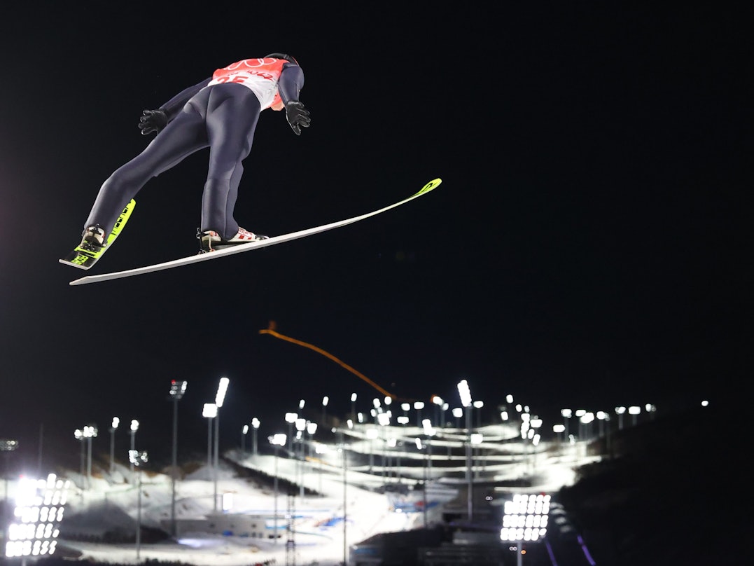 Skispringer Constantin Schmid bei einem Probedurchgang bei den Olympischen Winterspielen.