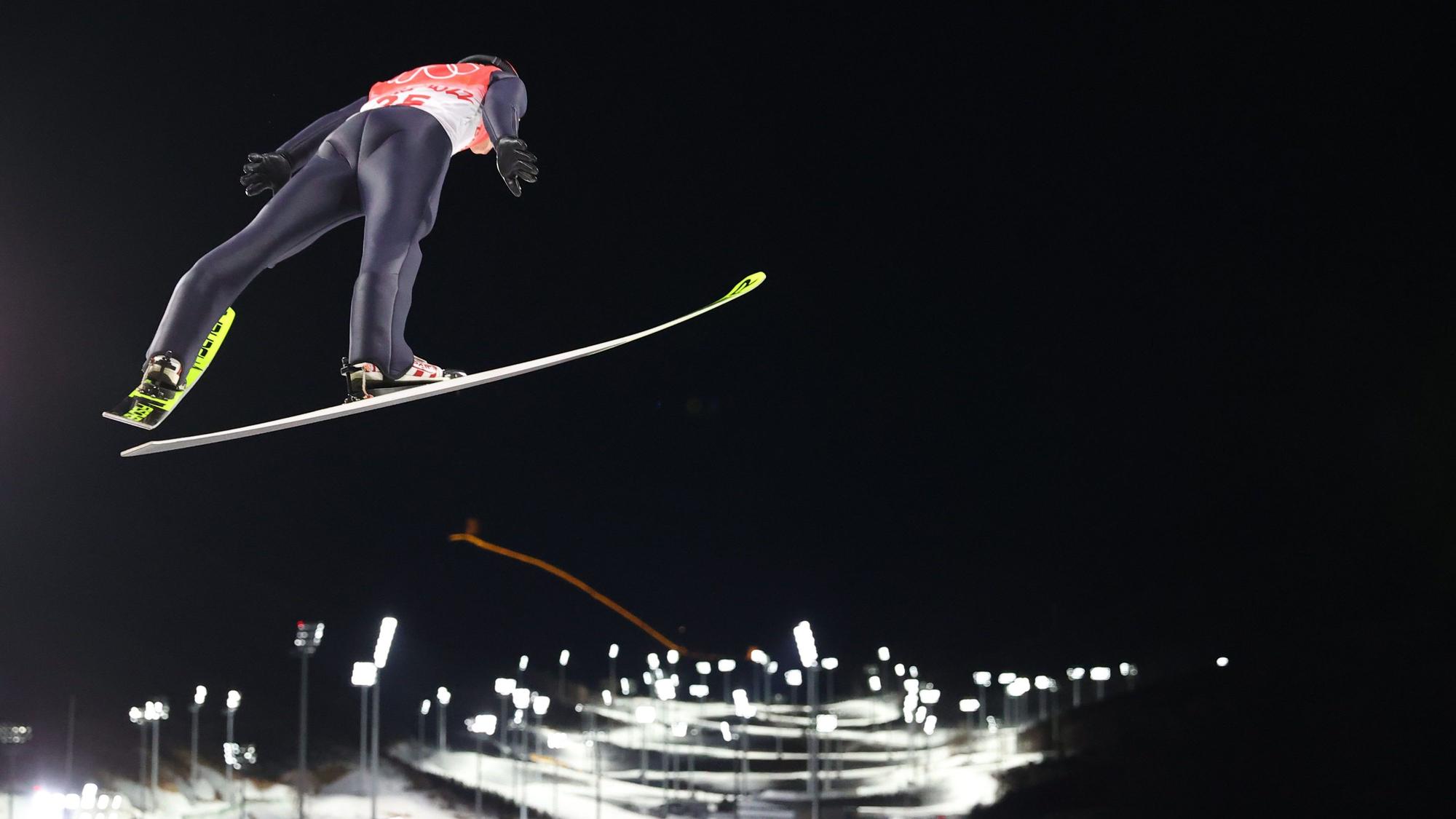 Skispringer Constantin Schmid bei einem Probedurchgang bei den Olympischen Winterspielen.