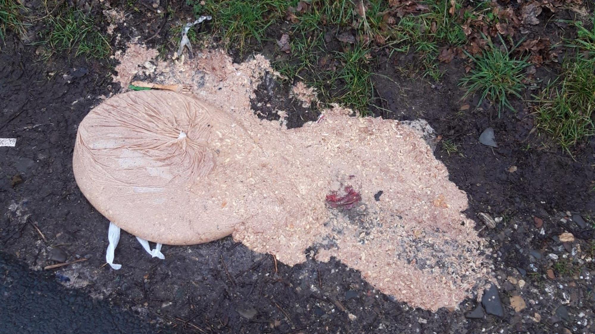Auf dem Boden liegt ein aufgeplatzter Beutel mit Essen.