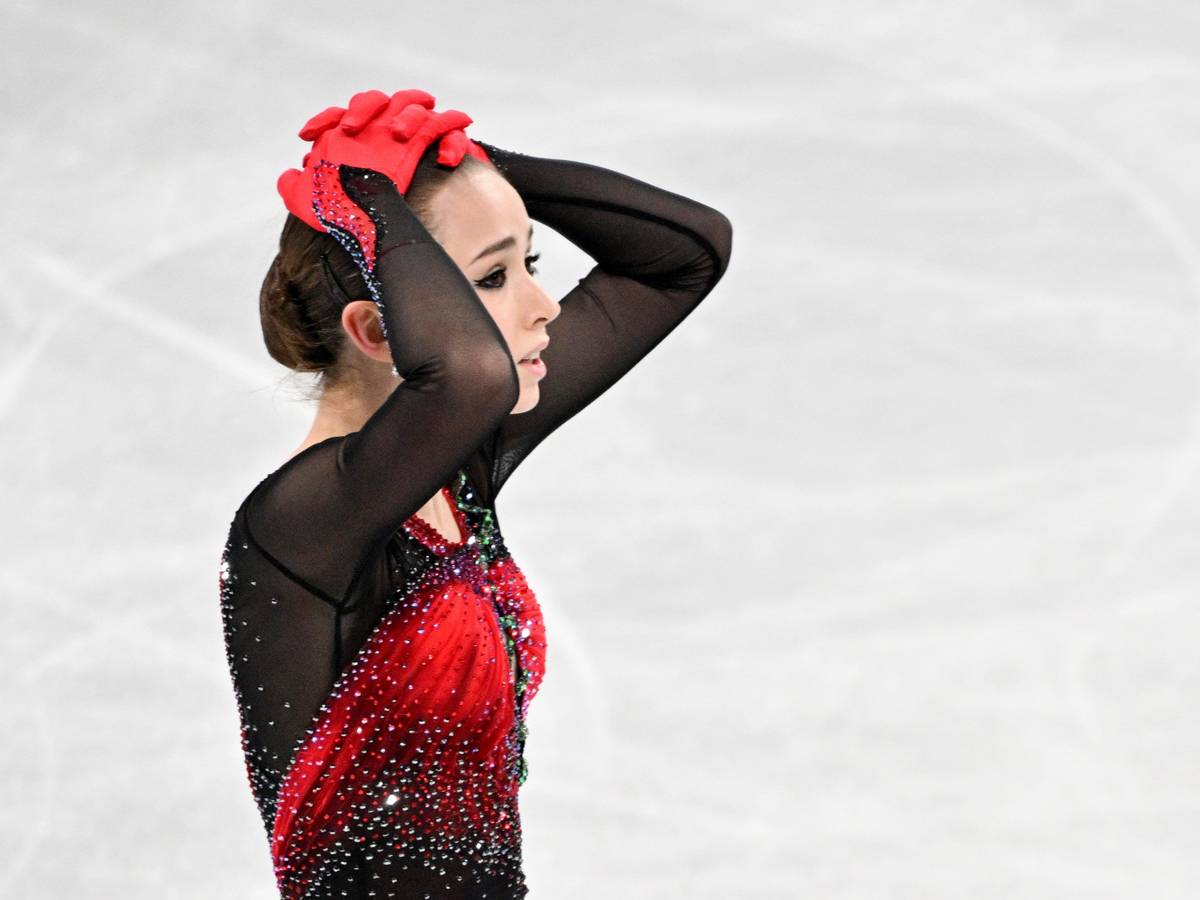 Kamila Walijewa vom Russischen Olympischen Komitee in Aktion beim Teamwettbewerb in Peking am 7. Februar 2022.