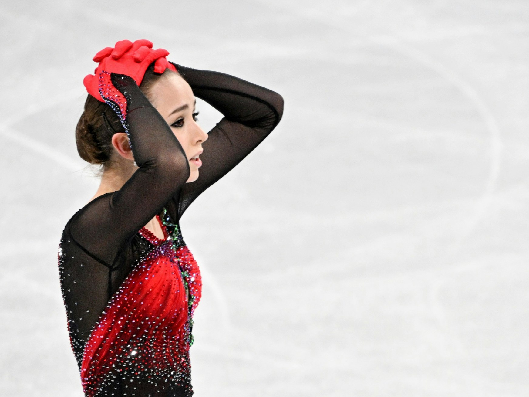 Kamila Walijewa vom Russischen Olympischen Komitee in Aktion beim Teamwettbewerb in Peking am 7. Februar 2022.
