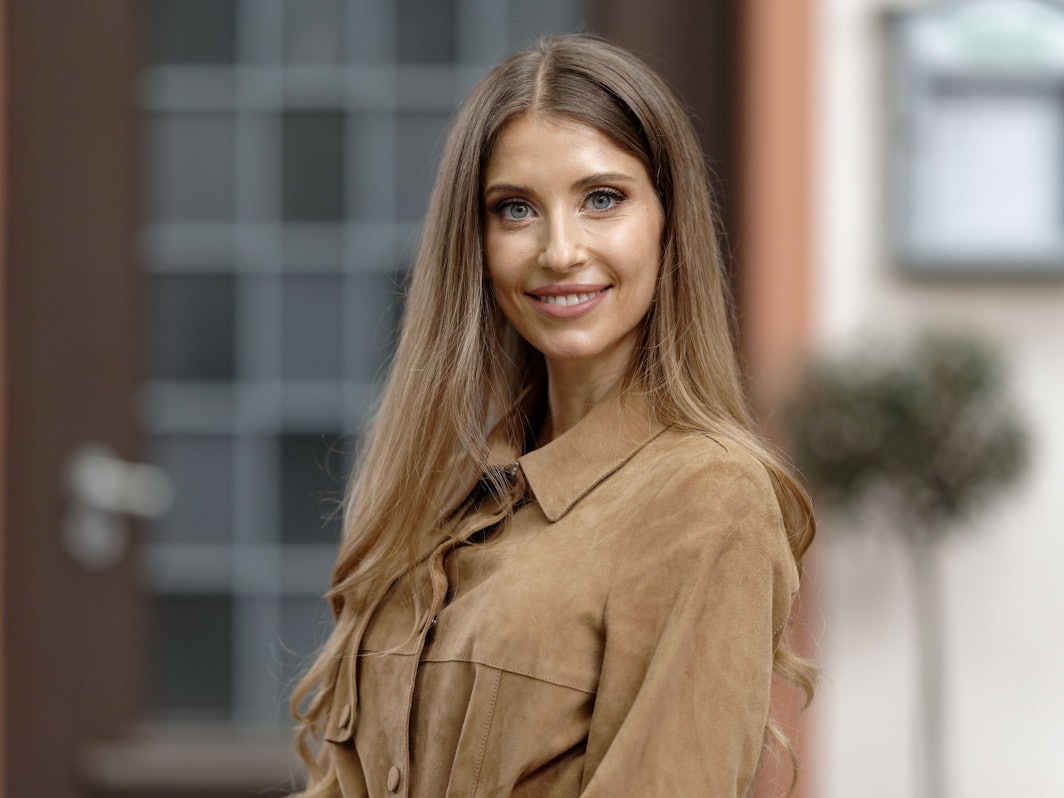 Cathy Hummels posiert am 4. August 2021 vor der Kulisse der RTL-Serie „Unter Uns“.