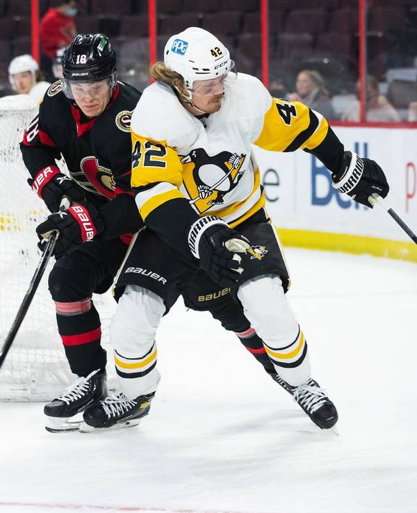 Die Eishockey-Spieler Tim Stützle und Kasperi Kapanen in Aktion.