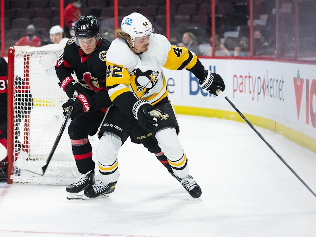 Die Eishockey-Spieler Tim Stützle und Kasperi Kapanen in Aktion.