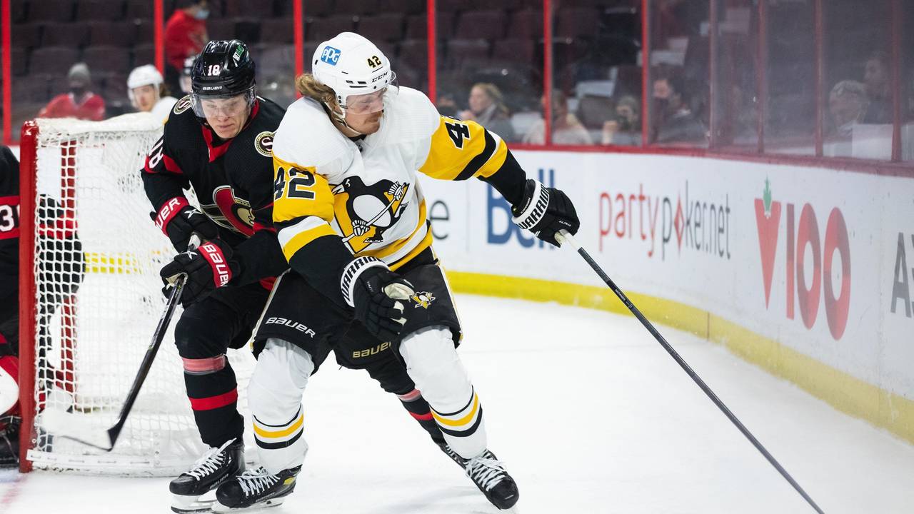 Die Eishockey-Spieler Tim Stützle und Kasperi Kapanen in Aktion.