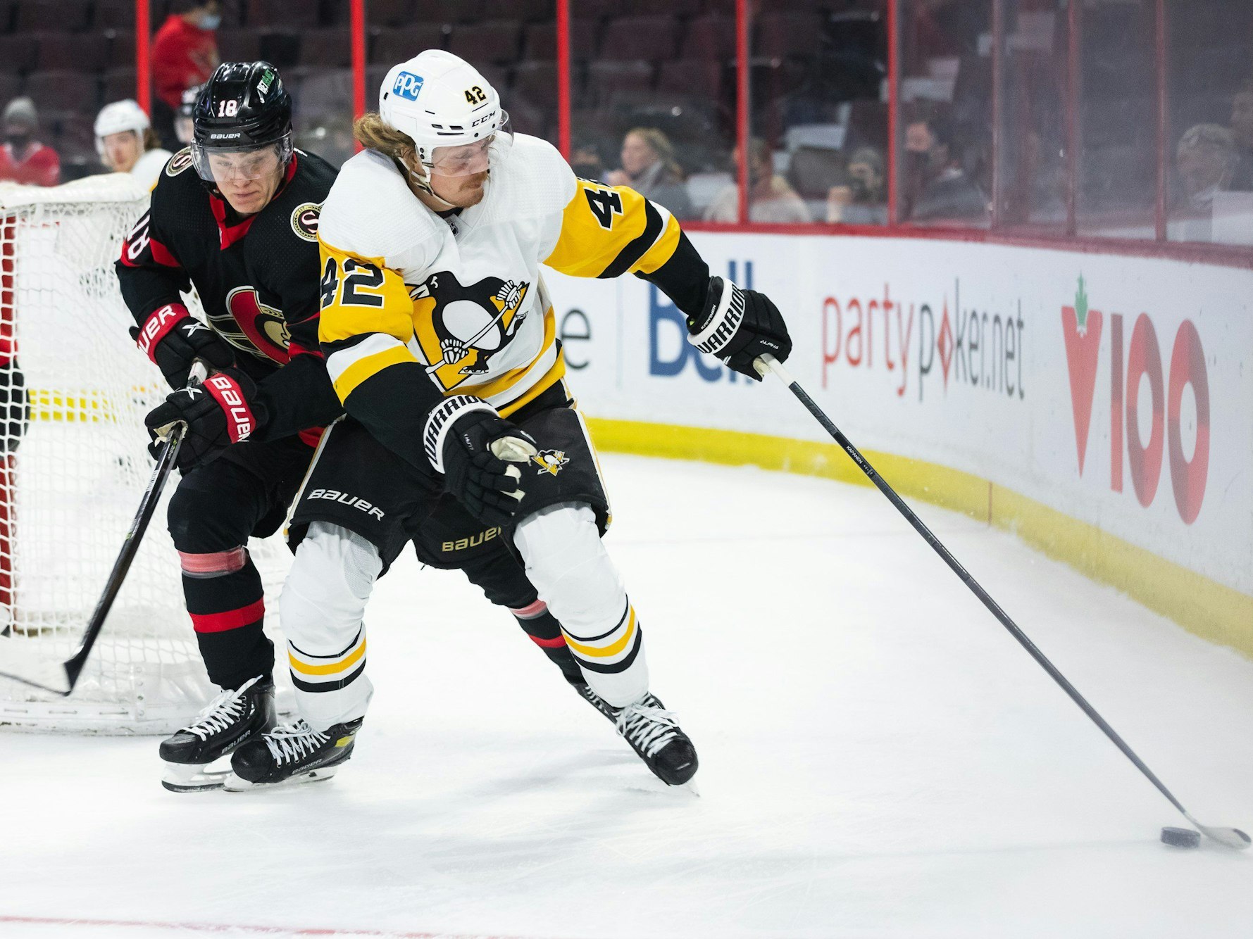 Die Eishockey-Spieler Tim Stützle und Kasperi Kapanen in Aktion.