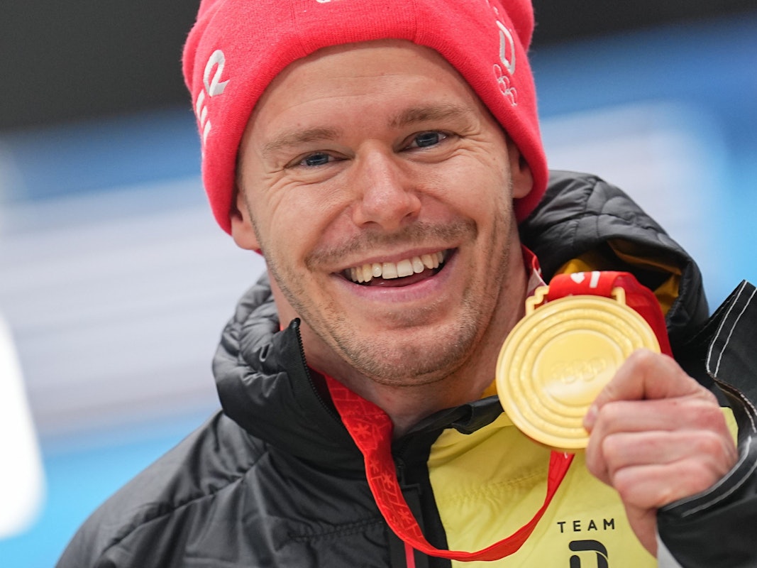 , Christopher Grotheer aus Deutschland präsentiert seine Goldmedaille.
