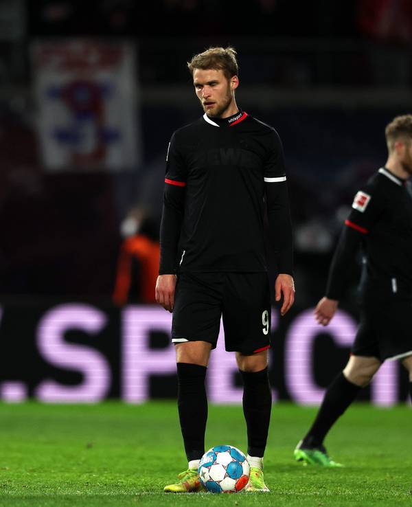 Sebastian Andersson vom 1. FC Köln mit geknickt im Spiel gegen RB Leipzig.