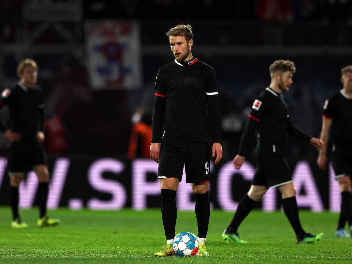 Sebastian Andersson vom 1. FC Köln mit geknickt im Spiel gegen RB Leipzig.
