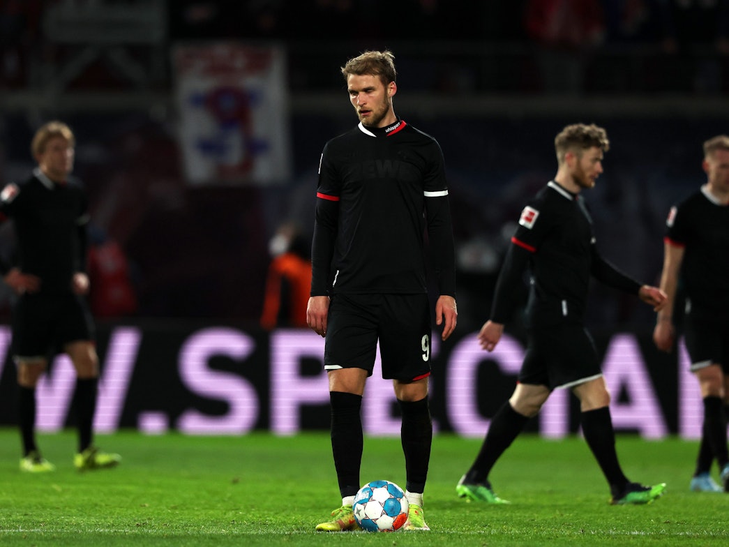 Sebastian Andersson vom 1. FC Köln mit geknickt im Spiel gegen RB Leipzig.