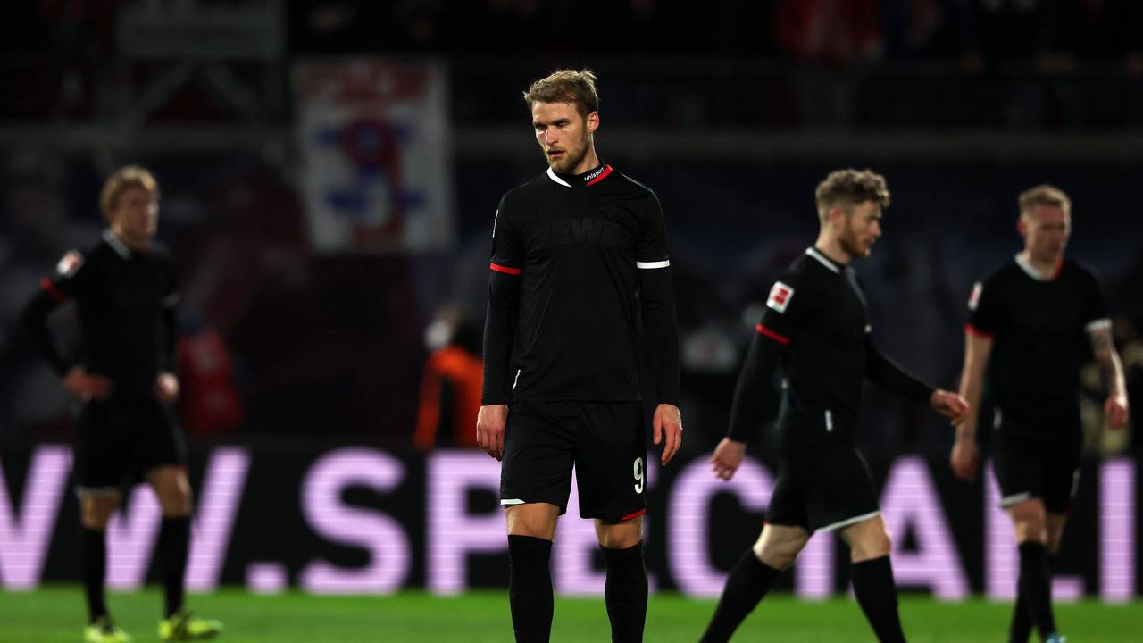 Sebastian Andersson vom 1. FC Köln mit geknickt im Spiel gegen RB Leipzig.