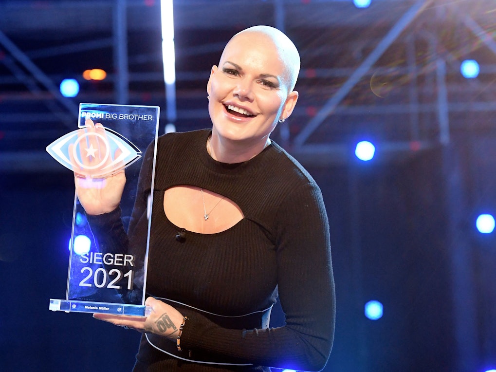 Melanie Müller zeigt ihren Pokal nach ihrem Sieg beim Promi Big Brother Event 2021. Nach drei Wochen leben vor Fernsehkameras wählten die Zuschauer sie zur Siegerin im Container.