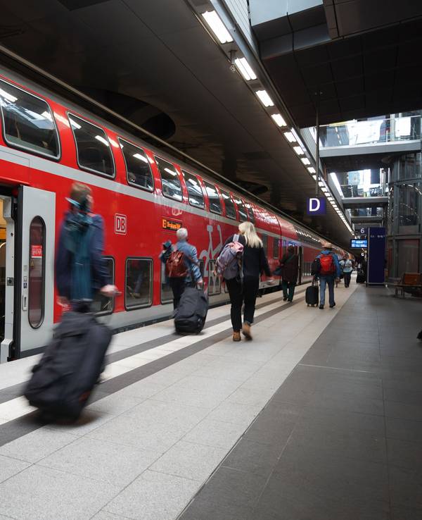 Reisende steigen in einen Regionalexpress in Berlin.