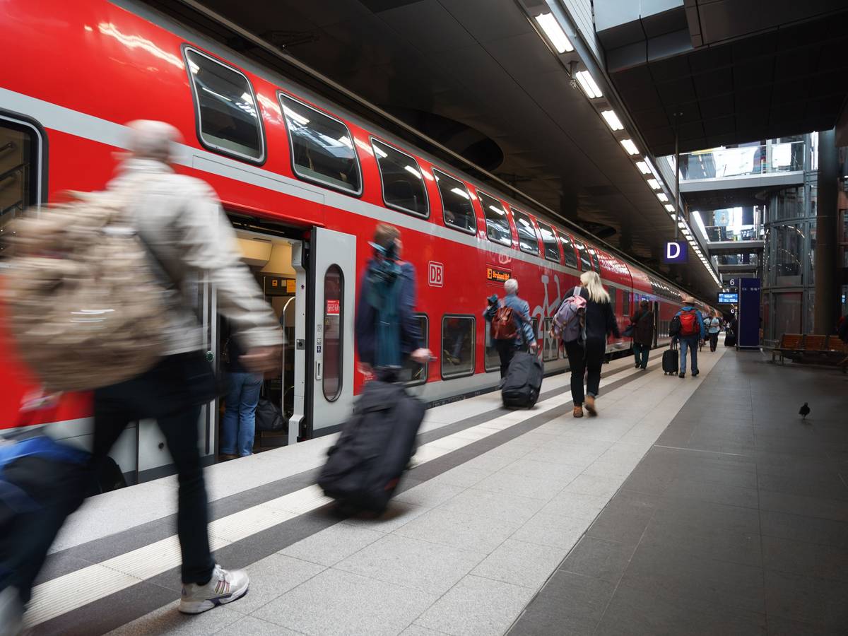 Reisende steigen in einen Regionalexpress in Berlin.