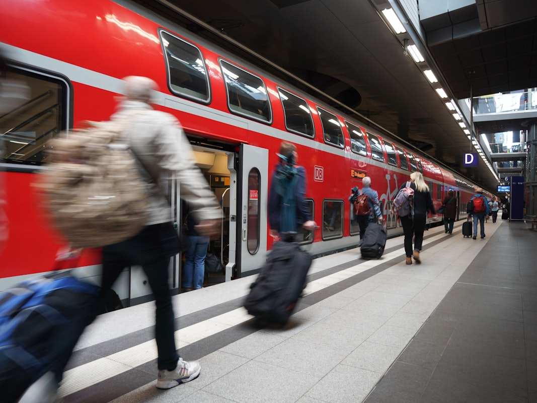 Reisende steigen in einen Regionalexpress in Berlin.