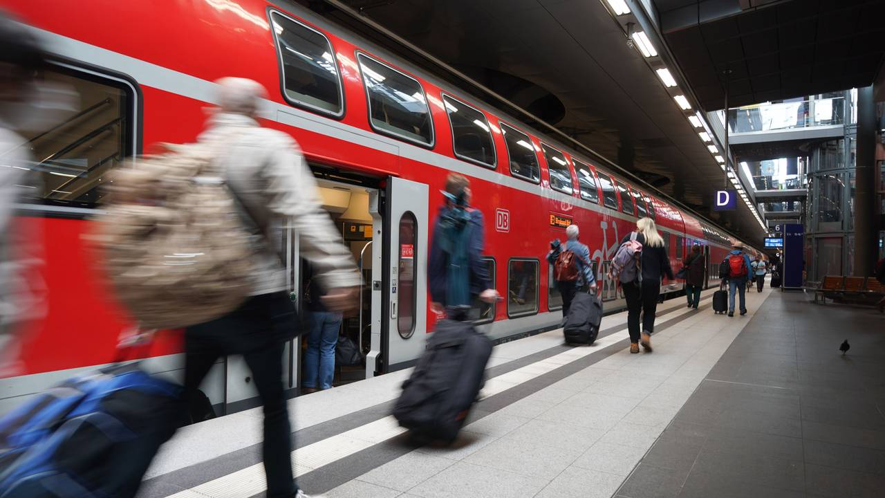 Reisende steigen in einen Regionalexpress in Berlin.