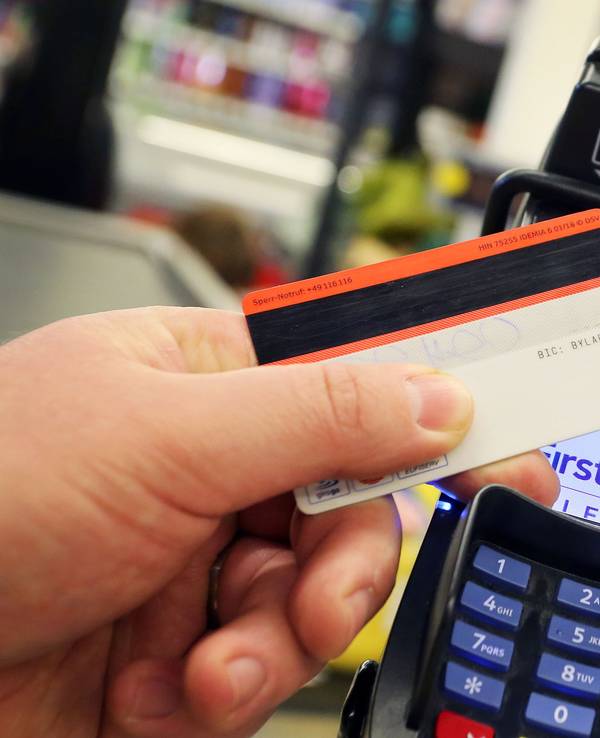 Einfach die EC-Karte an den Bezahl-Terminal halten - bei kleinen Beträgen ist kontaktloses Bezahlen sogar ohne Pin-Eingabe möglich. Aber nicht immer funktioniert das.