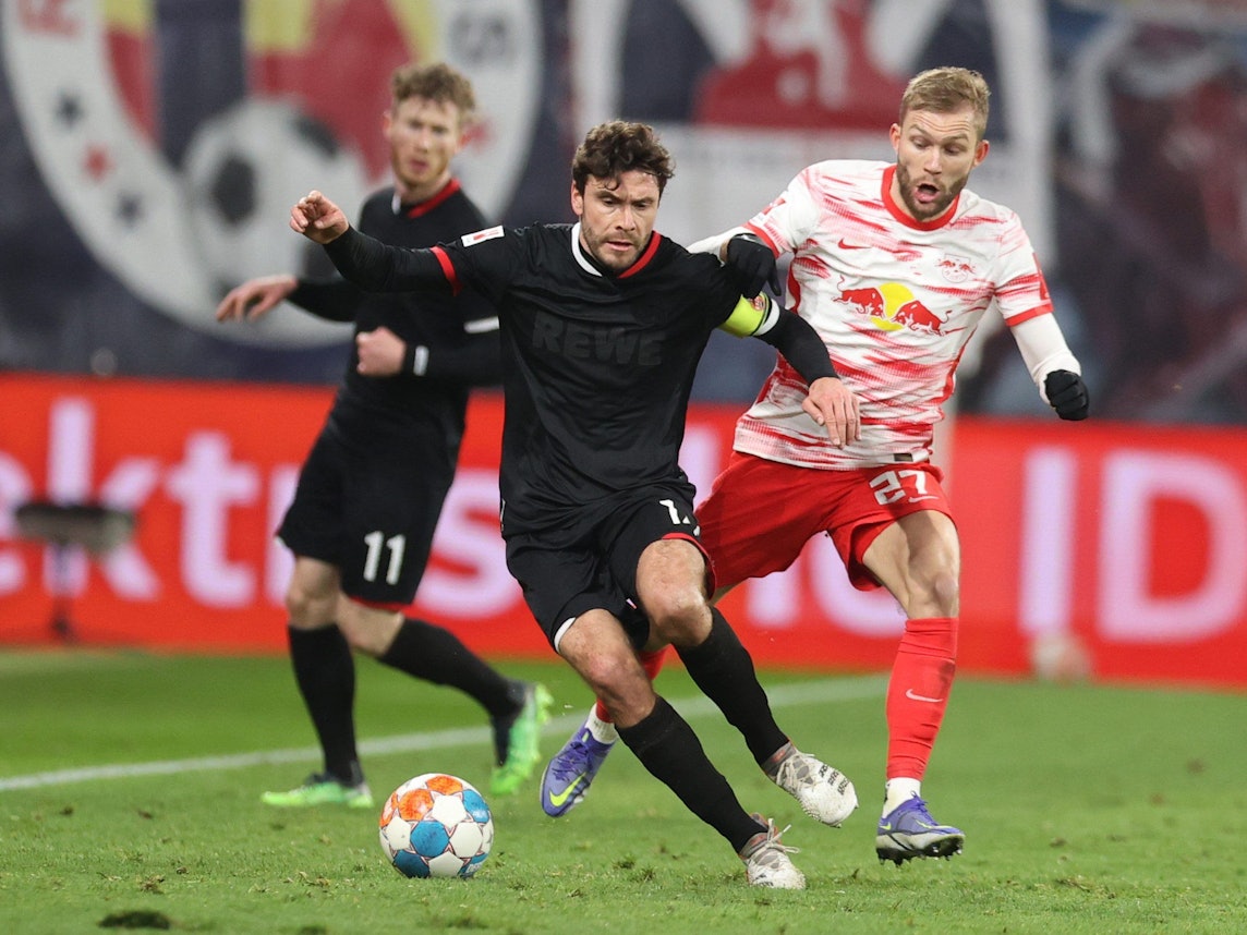 Jonas Hector vom 1. FC Köln im Zweikampf mit Konrad Laimer von RB Leipzig