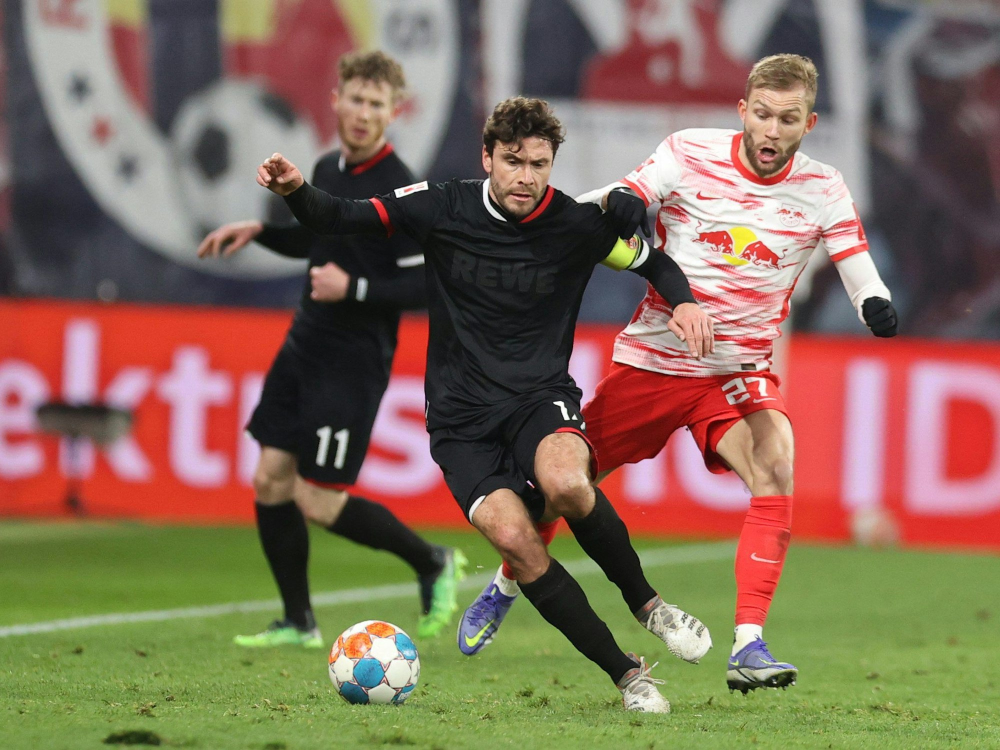 Jonas Hector vom 1. FC Köln im Zweikampf mit Konrad Laimer von RB Leipzig