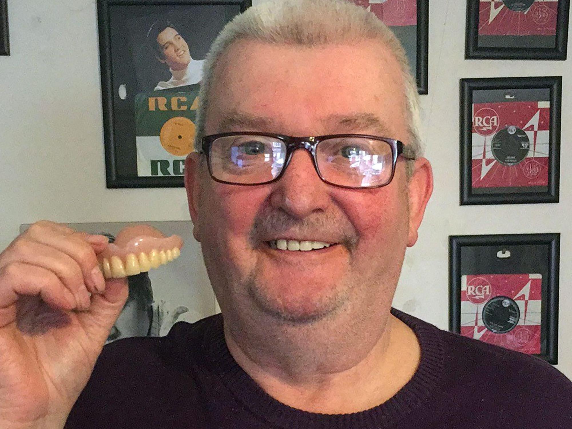 Paul Bishop zeigt das damals verloren gegangene Gebiss.