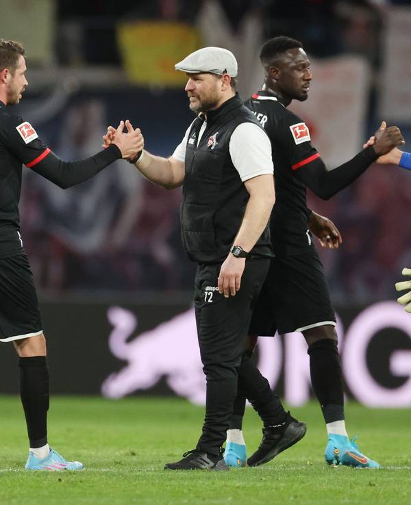 Kölns Trainer Steffen Baumgart (r) bedankt sich nach dem Spiel bei seinen Spielern Dejan Ljubicic (l) und Mark Uth.