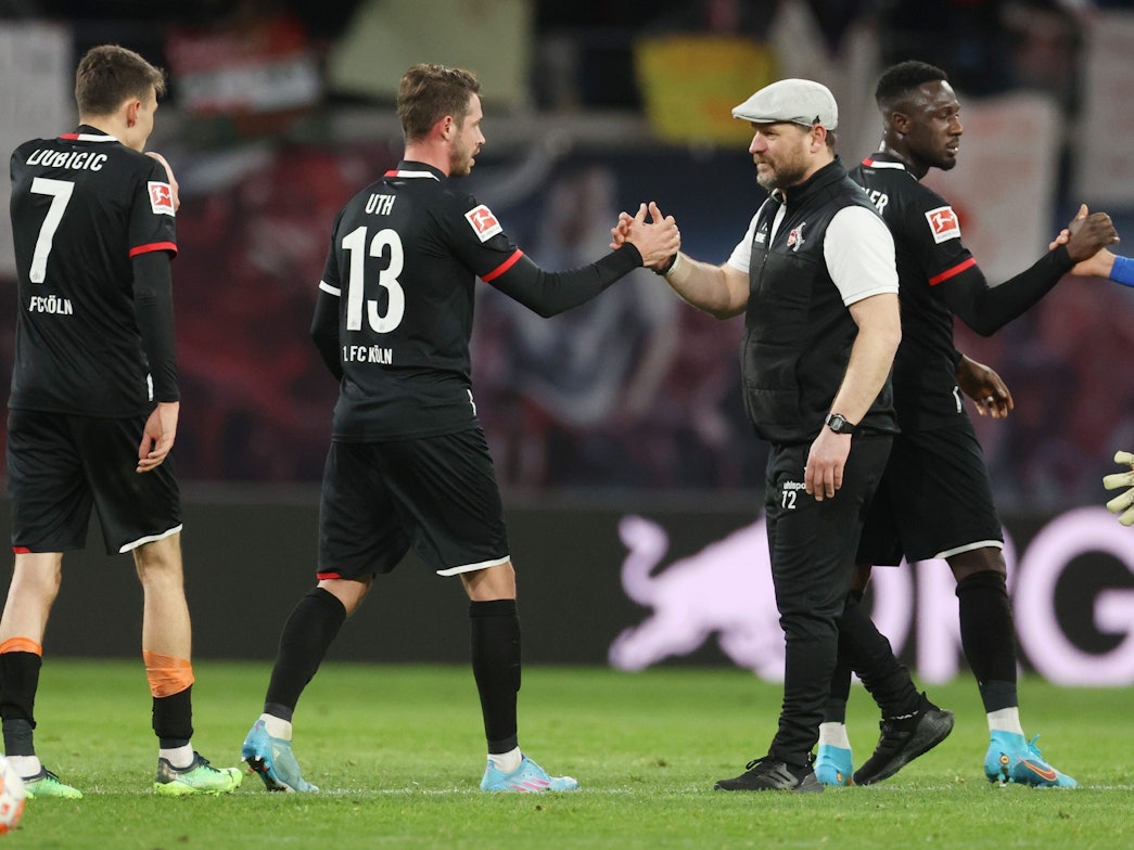 Kölns Trainer Steffen Baumgart (r) bedankt sich nach dem Spiel bei seinen Spielern Dejan Ljubicic (l) und Mark Uth.