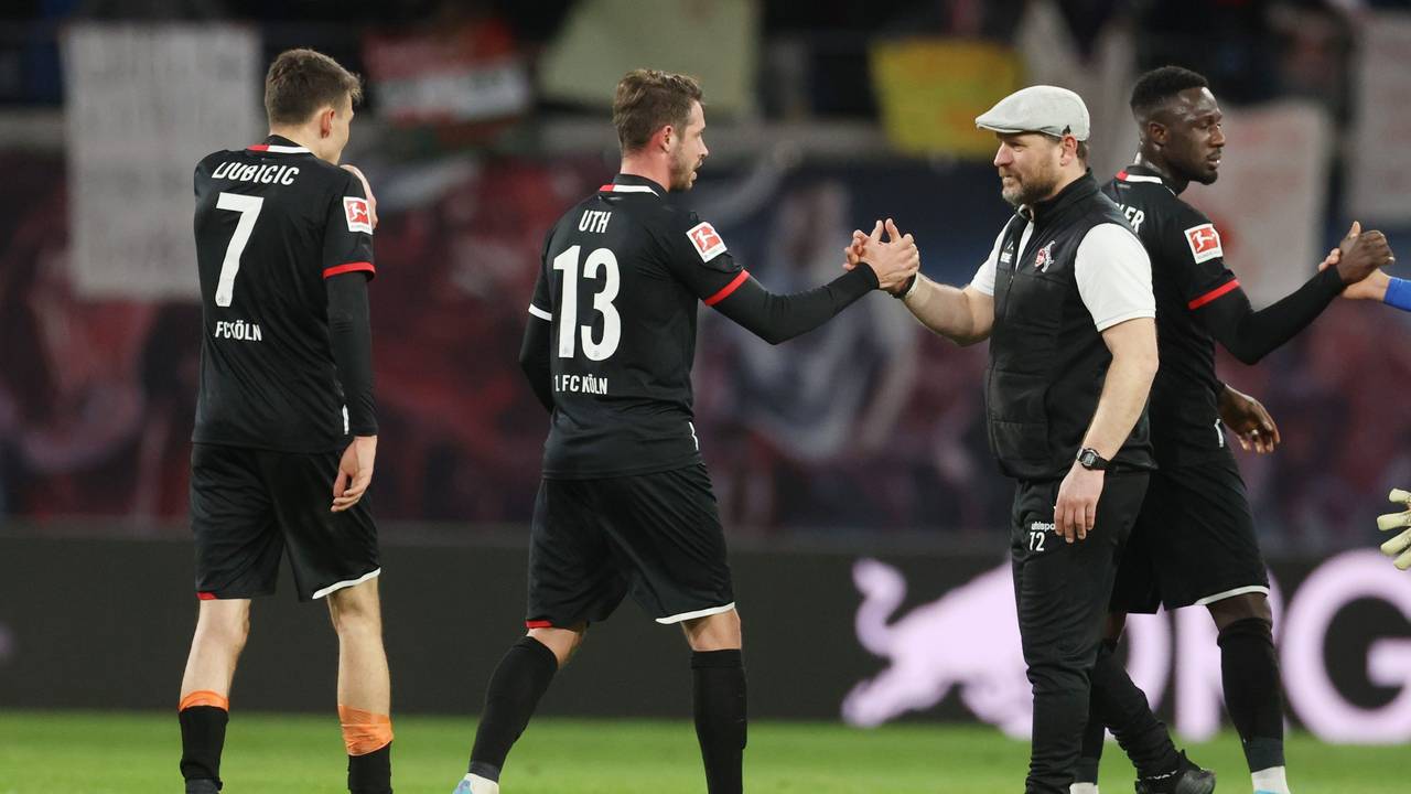 Kölns Trainer Steffen Baumgart (r) bedankt sich nach dem Spiel bei seinen Spielern Dejan Ljubicic (l) und Mark Uth.