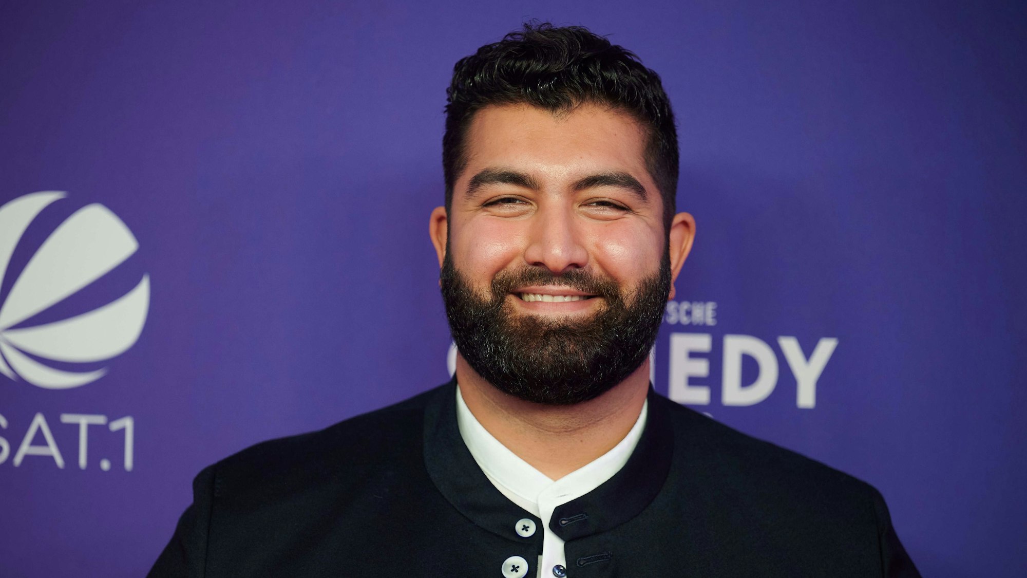 Der Komiker Faisal Kawusi kommt zur Verleihung des Deutschen Comedypreises.