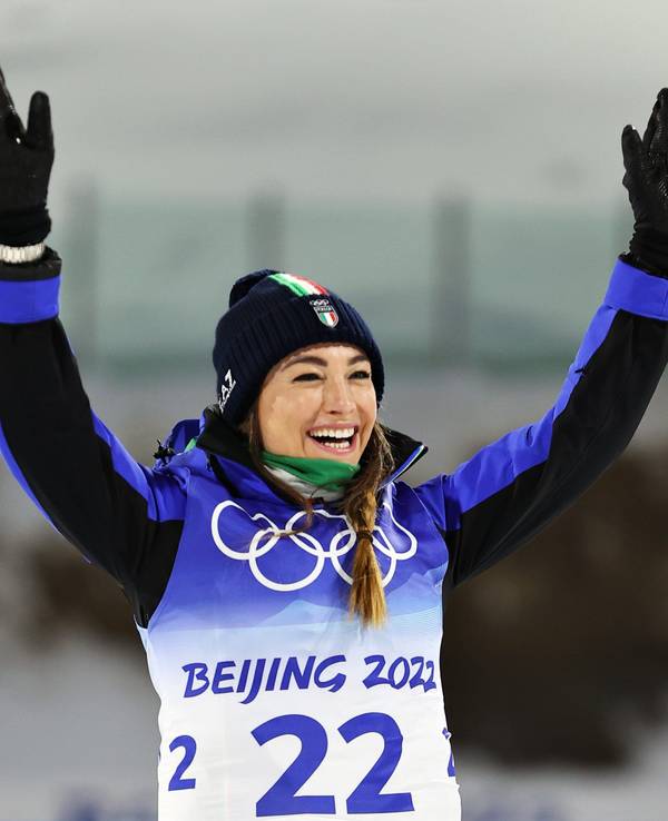 Dorothea Wierer reißt nach dem Gewinn einer Medaille ihre Hände hoch.