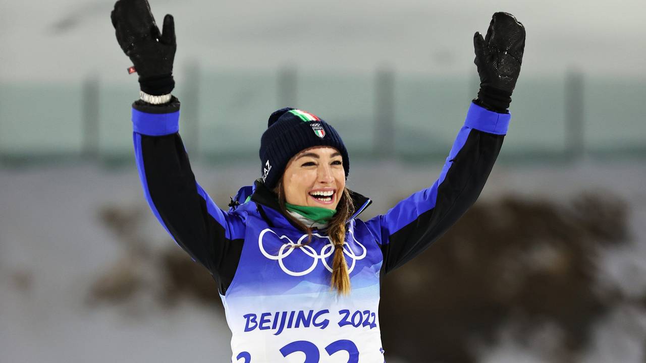Dorothea Wierer reißt nach dem Gewinn einer Medaille ihre Hände hoch.