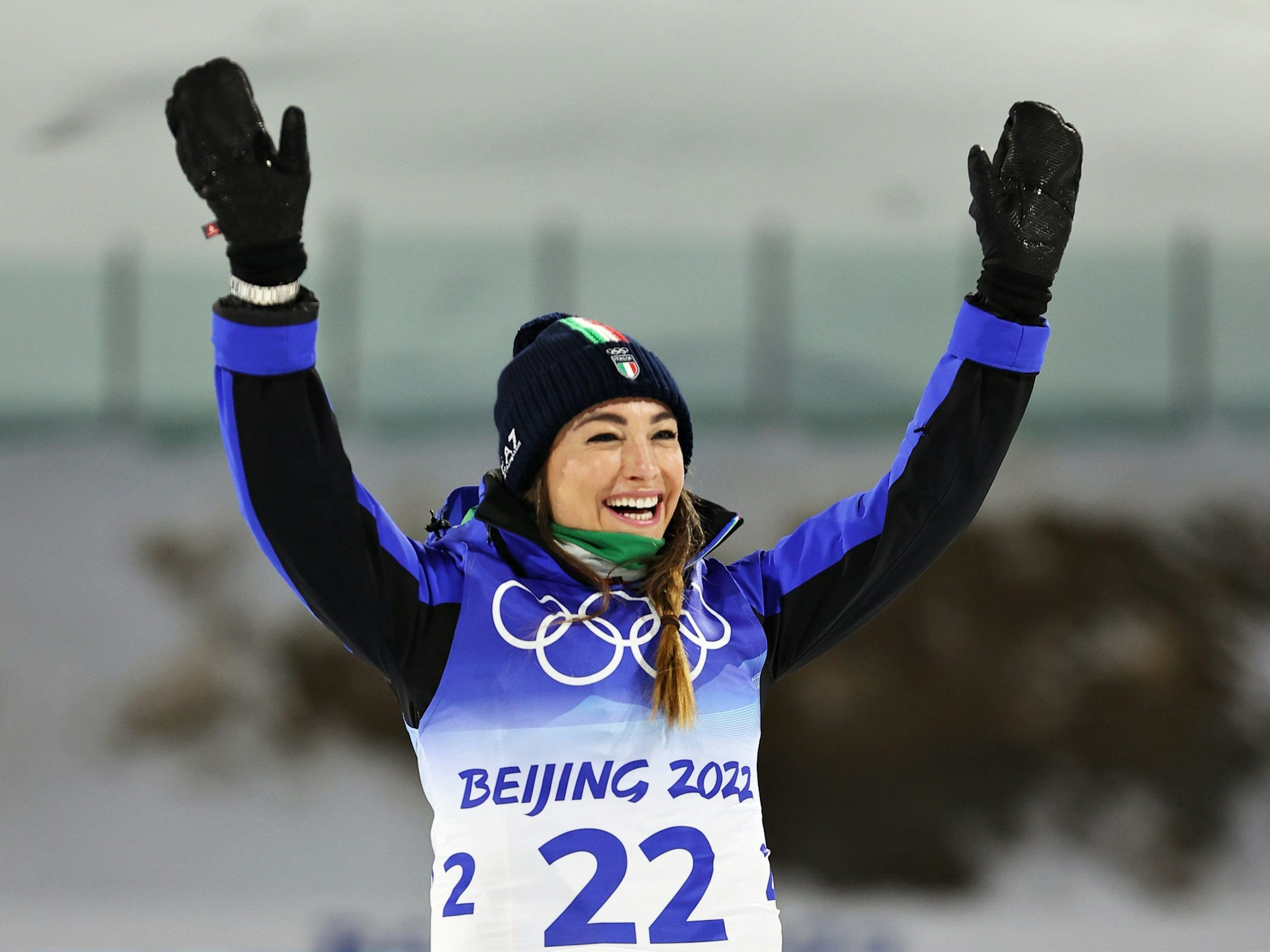 Dorothea Wierer reißt nach dem Gewinn einer Medaille ihre Hände hoch.