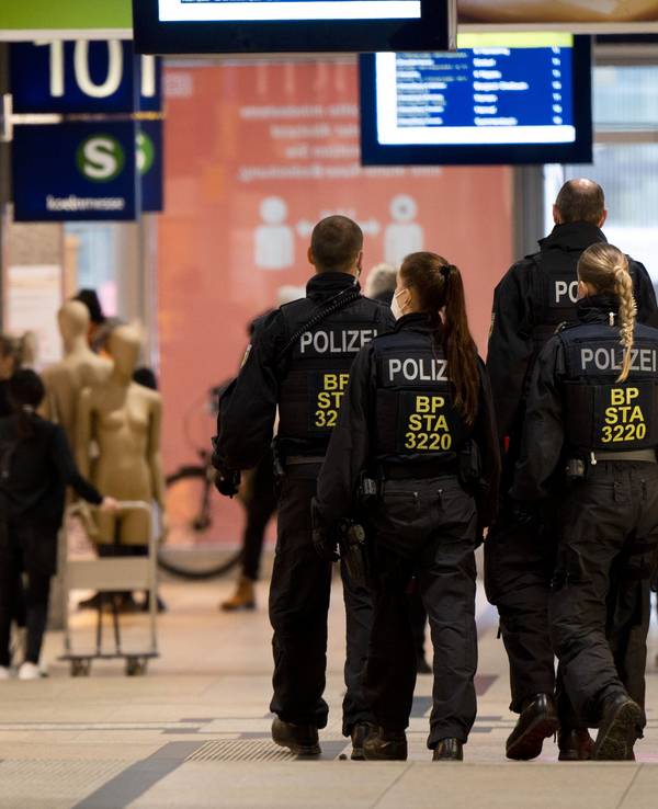 Polizisten gehen in einer Gruppe durch den Kölner Hauptbahnhof.