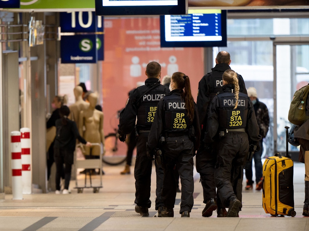Polizisten gehen in einer Gruppe durch den Kölner Hauptbahnhof.
