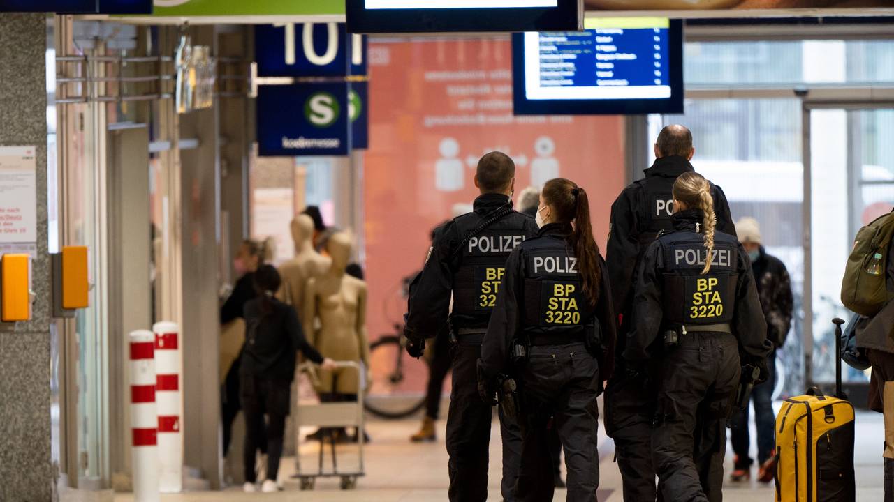 Polizisten gehen in einer Gruppe durch den Kölner Hauptbahnhof.