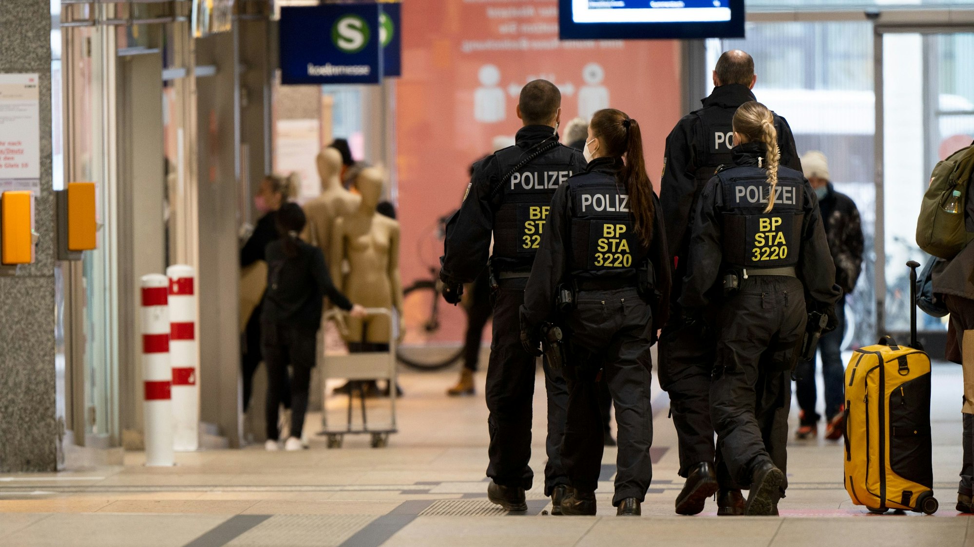 Polizisten gehen in einer Gruppe durch den Kölner Hauptbahnhof.